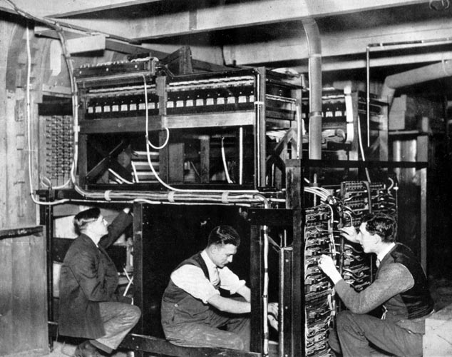 Willis workers connect the new console